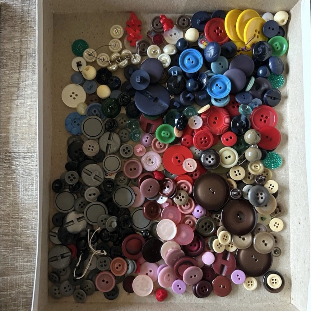 Huge Lot VTG Sewing Buttons Piping Thread Assorted Vogue Dressmaker Book Bundle - Picture 8 of 11